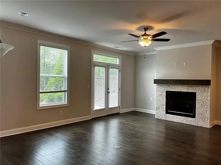 529 Clover Ln — Photo 5
