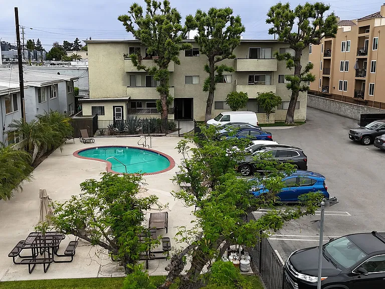 11018 Moorpark Apartments — Photo 25