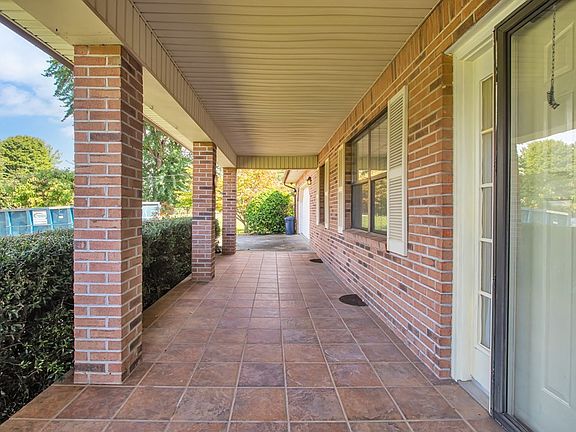3rd image of 521 Carpenter Dr