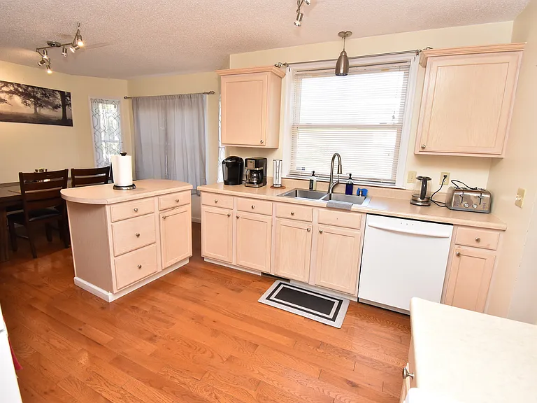 2570 Country Club Dr — Photo 12