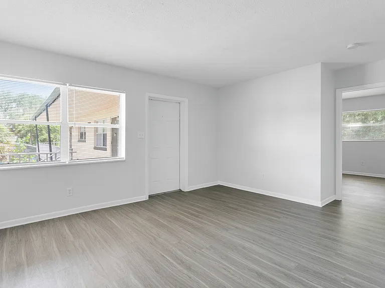 318 E Dakin Ave #8 — Photo 7