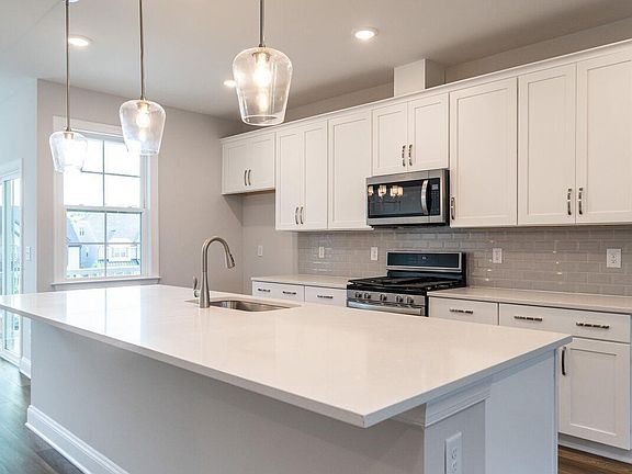 3rd image of 620 Amaranth Dr