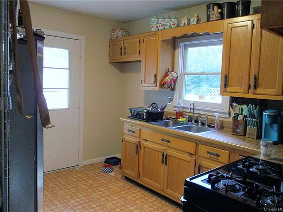 3rd image of 8 Bruce St