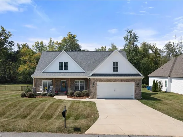 7507 Monty Dr, Kernersville, NC 27284