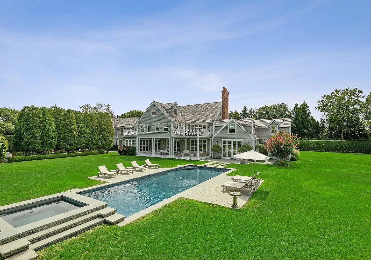 Beautiful Designer Home in the Southampton Estate Section — Photo 1