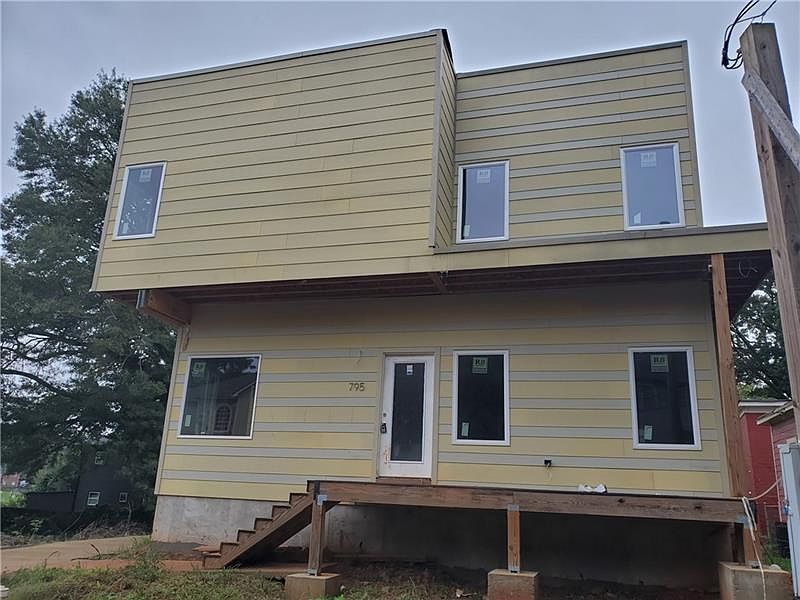 2nd image of 795 Fraser St SE
