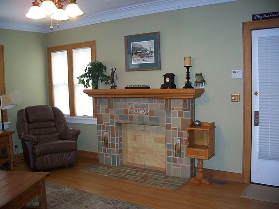 Living room has Frankoma pottery fireplace