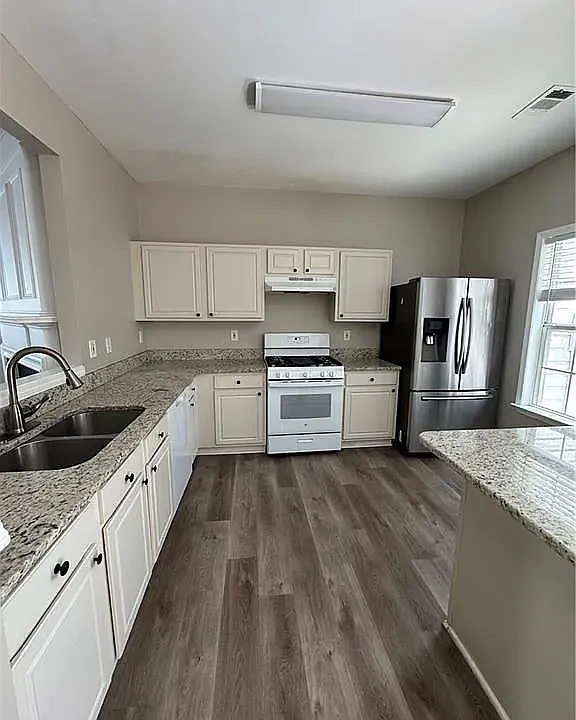 3 bed, 2.5 bath, 1316 sqft, $2,000 — Photo 4