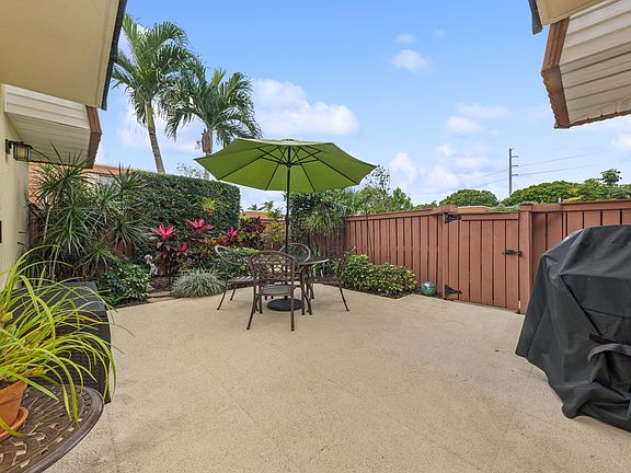 4th image of 2863 Waterford Drive N