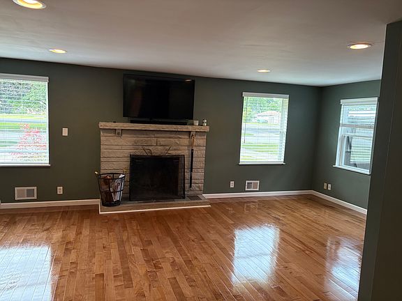 3rd image of 2214 E Washington St