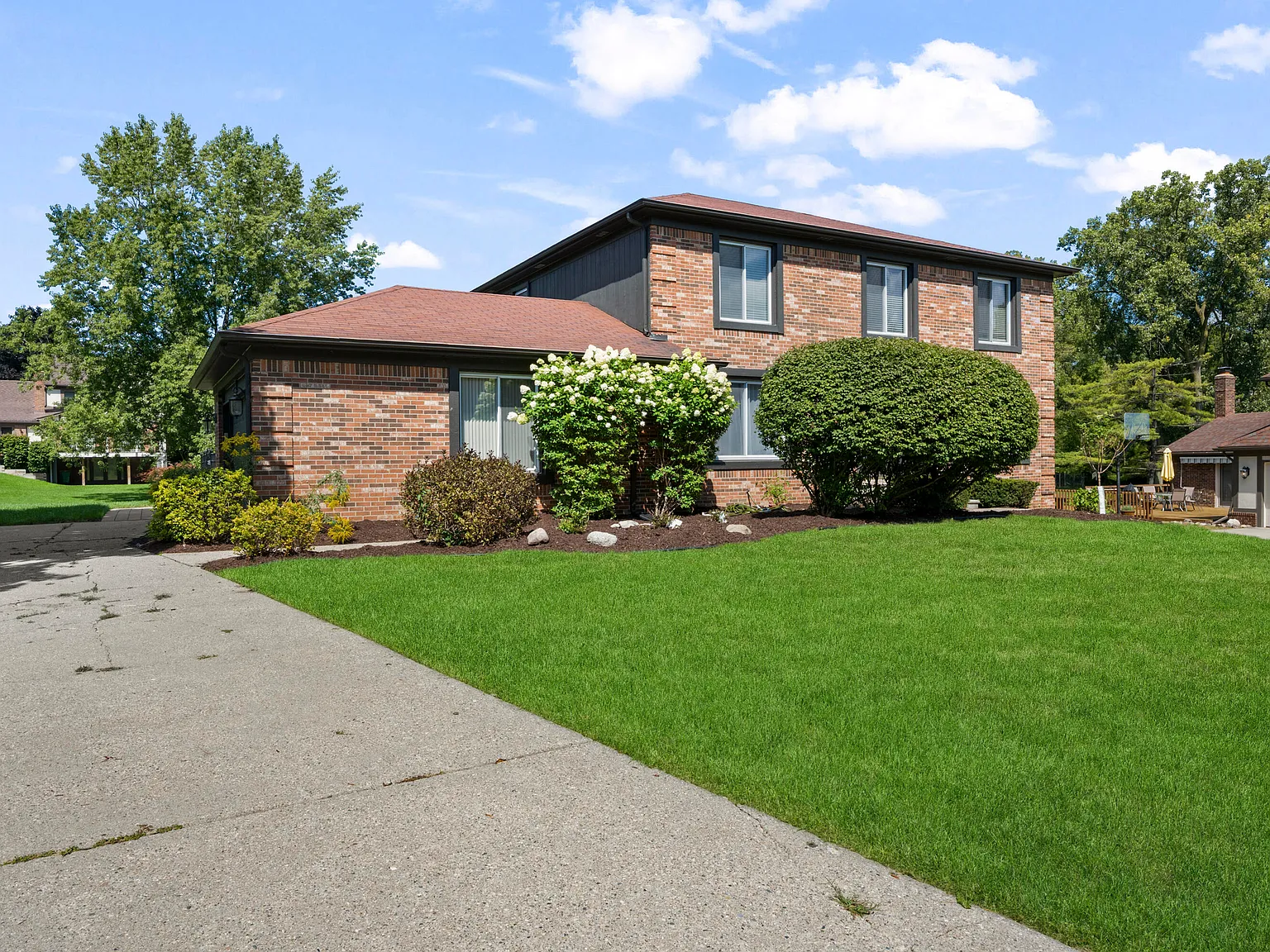 4 bed, 2.5 bath, 2655 sqft, $3,500 — Photo 2