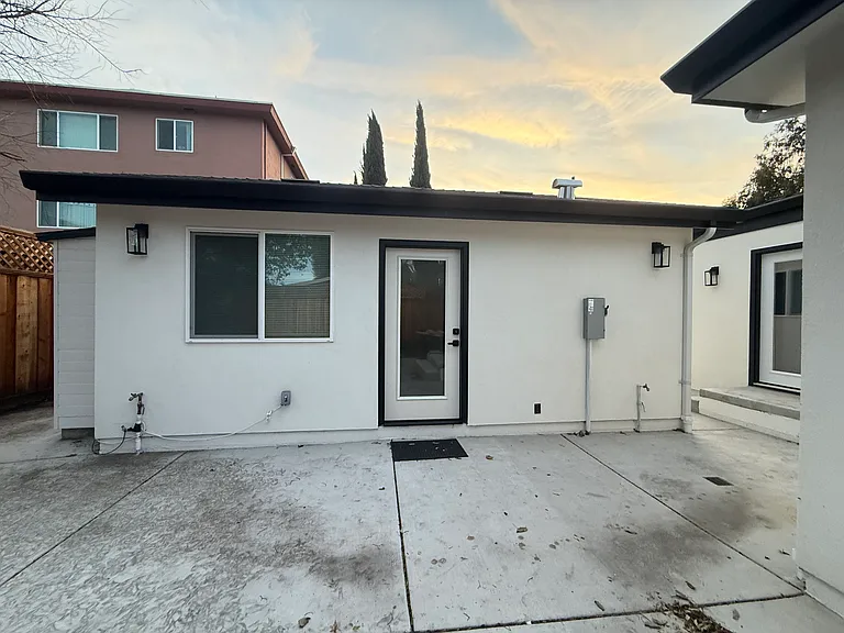 1372 Davis St — Photo 3