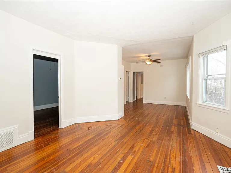 11 Hoyt St — Photo 6