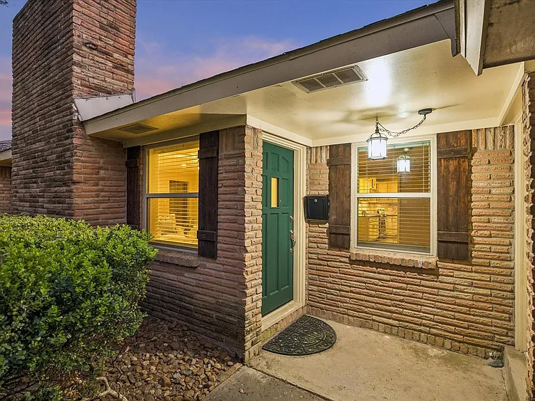 9813 Pine Lake Dr — Photo 2