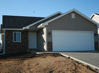 177 Woodstone Ln SW, Cedar Rapids, IA 52404