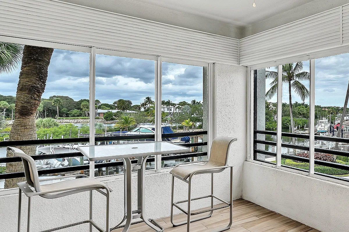 Building Photo - 827 Oak Harbour Dr
