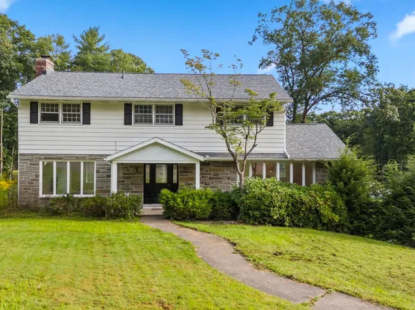 4 Wellington Ct, Endicott, NY 13760