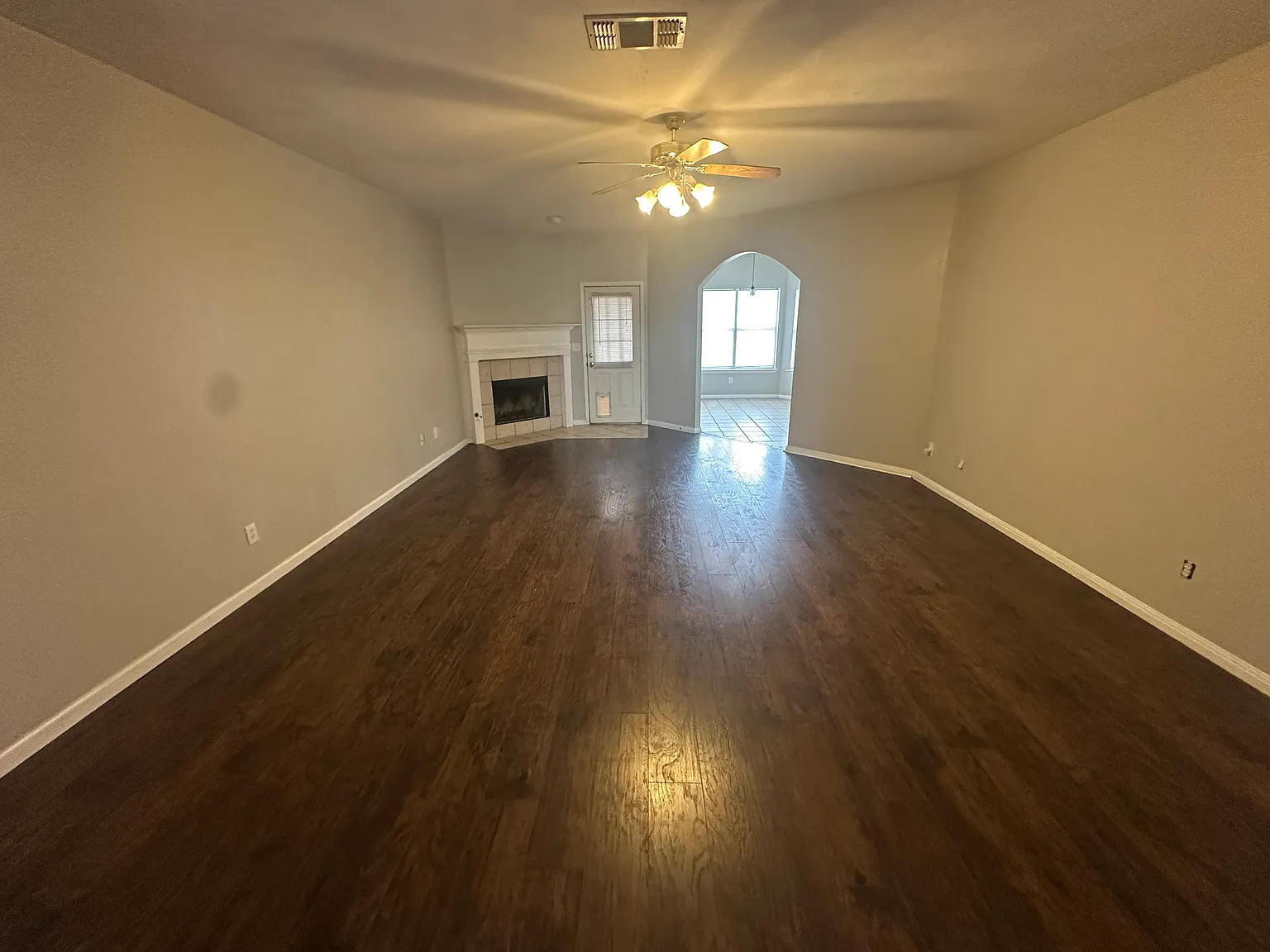 2215 Sedgewick Ln — Photo 3