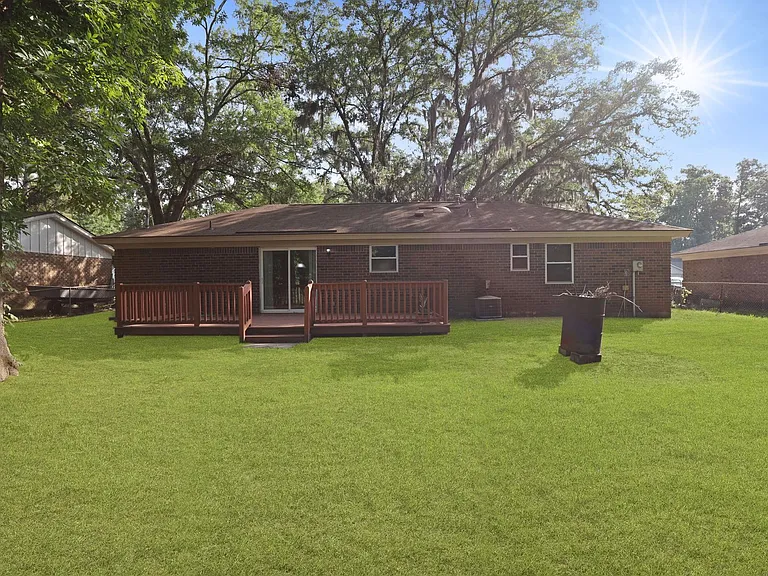 226 Larchmont Dr — Photo 40