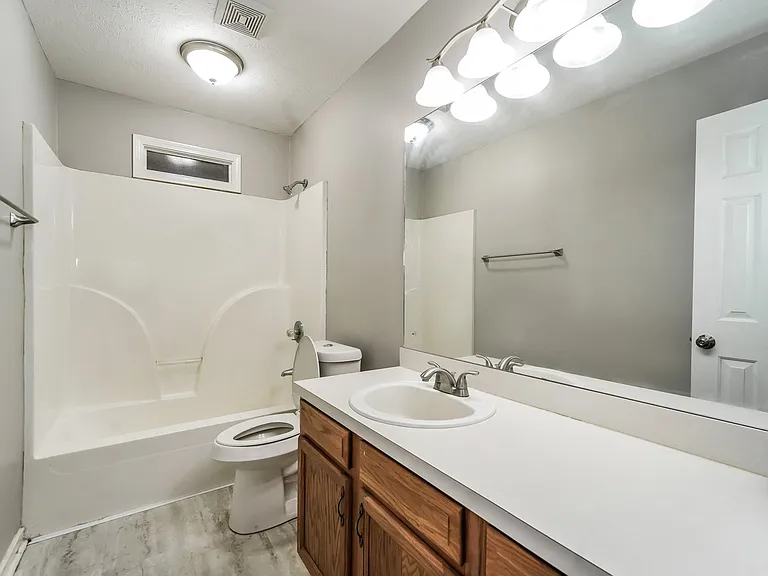 1659509_024_main_bathroom_13481491.jpg