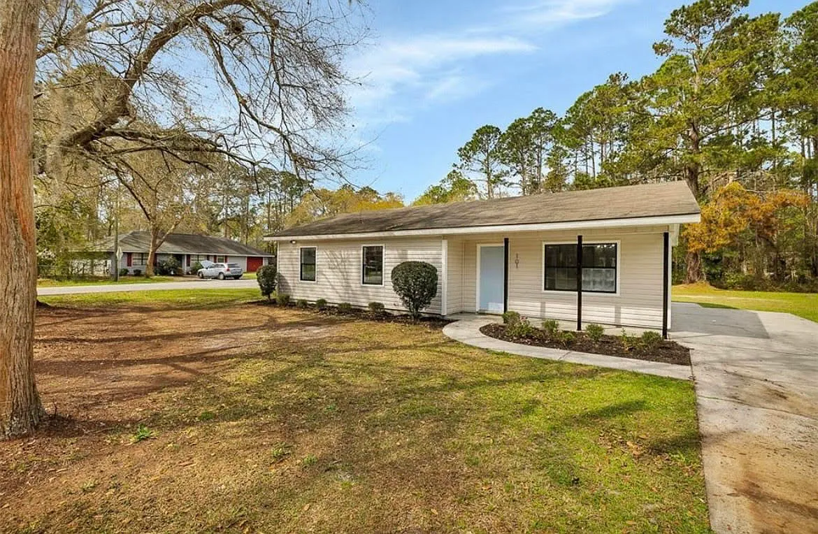 3 bed, 1.5 bath, 1160 sqft, $1,700 — Photo 2