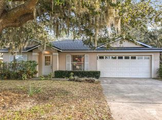 880 Vindale Rd, Tavares, FL 32778