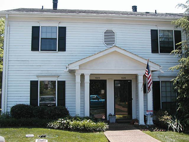 End unit townhome in quiet neighborhood close to shopping and interstate