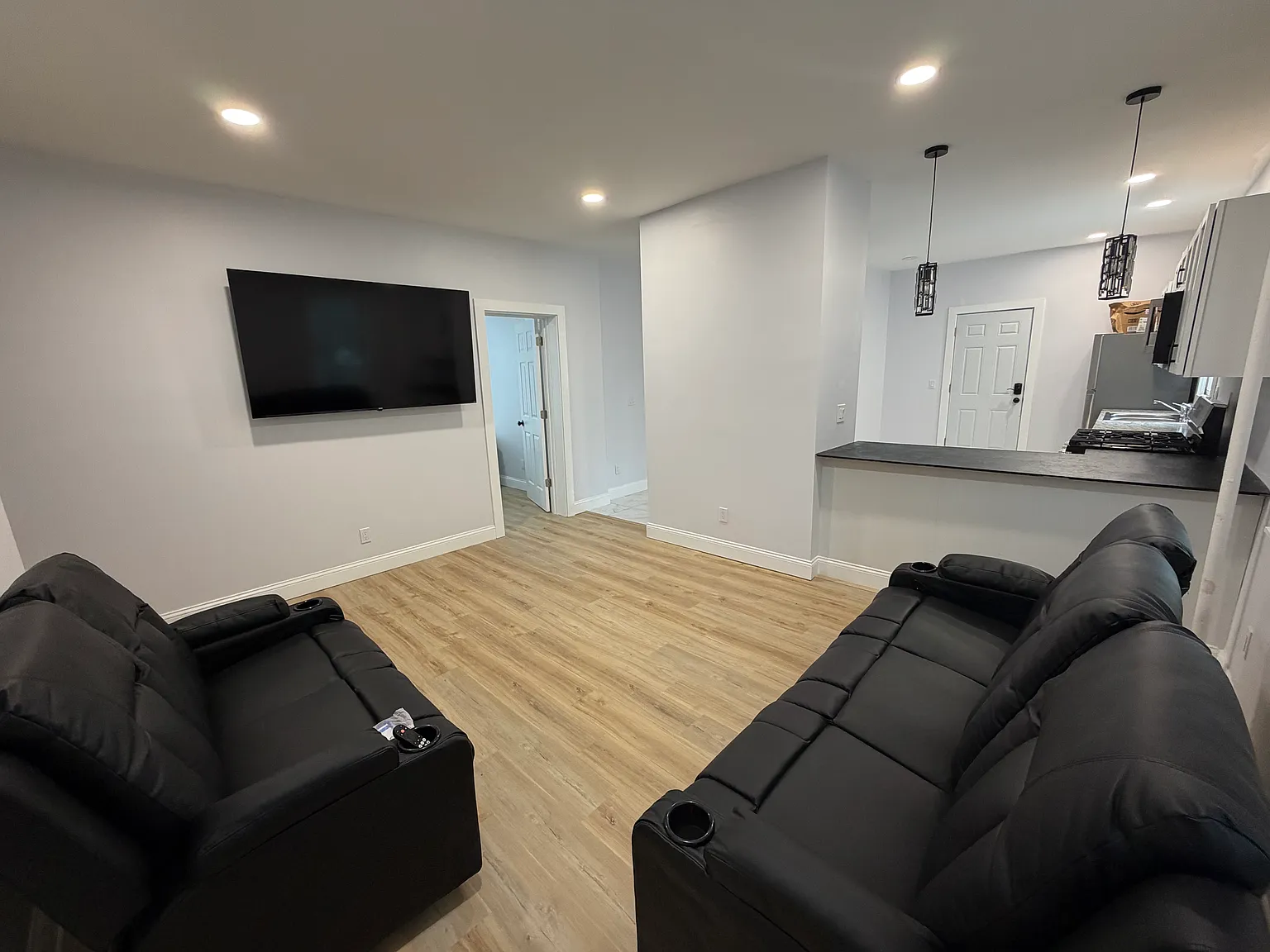 3 bed, 1300 sqft, $2,475 — Photo 1