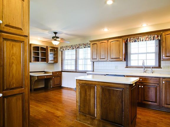 2nd image of 122 Willow Lawn Dr