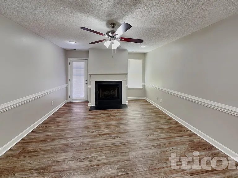 809 Valley Creek Dr — Photo 2