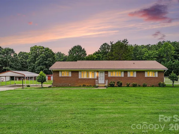 225 Oliphant Rd, Mooresville, NC 28115