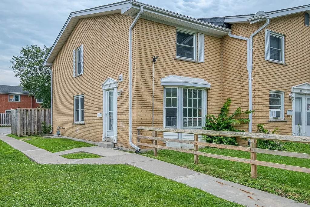 153 Arbour Glen Crescent London — Photo 1