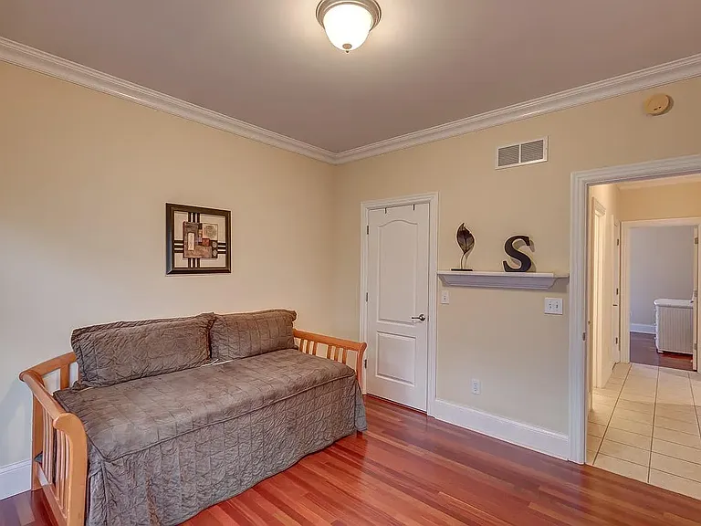 909 Village Green Ave — Photo 23