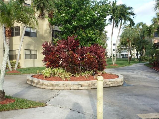 1st image of 220 Lakeview Dr #3
