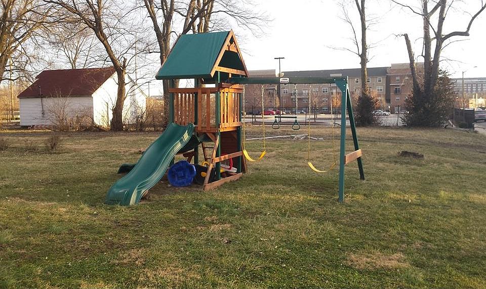 2nd image of 1445 Montcalm St