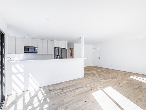 4th image of 1657 Malcolm Ave #6