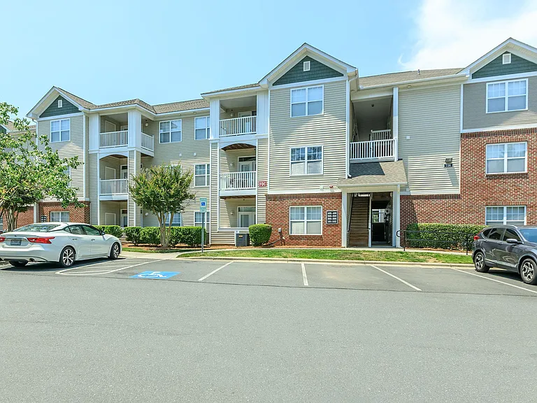 APARTMENTS FOR RENT! CALL TODAY!