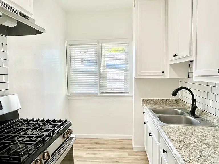 1129 N Madison Ave — Photo 6