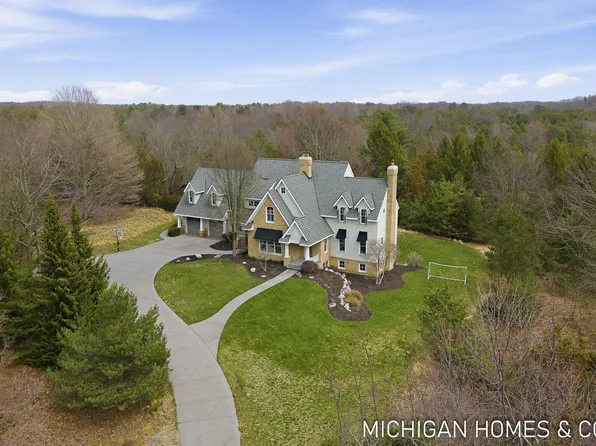 5484 Lakeshore Dr, Holland, MI 49424