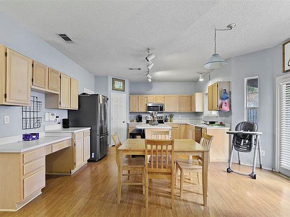 5th image of 1512 Weatherstone Dr