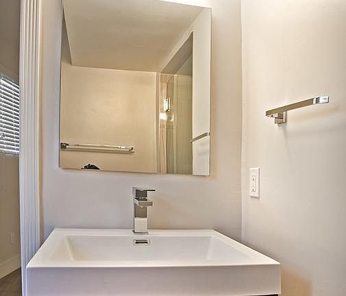 4th image of 142 Bronwood Ave