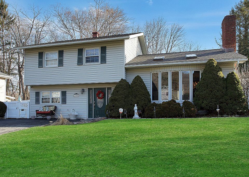 2nd image of 304 Tuxedo Pl