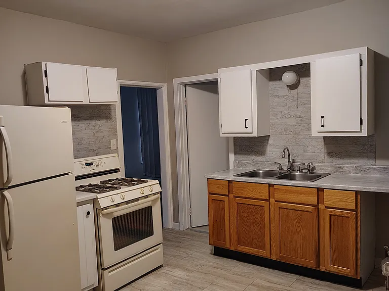 1209 Gillett St — Photo 1