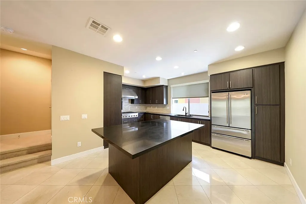 3 bed, 3.5 bath, 2318 sqft, $5,600 — Photo 4
