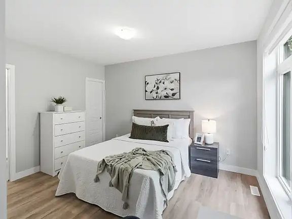 3rd image of 544 Windermere Rd #1