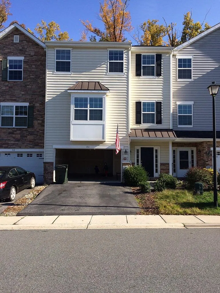 3 bed, 3.5 bath, 3125 sqft, $2,850 — Photo 1