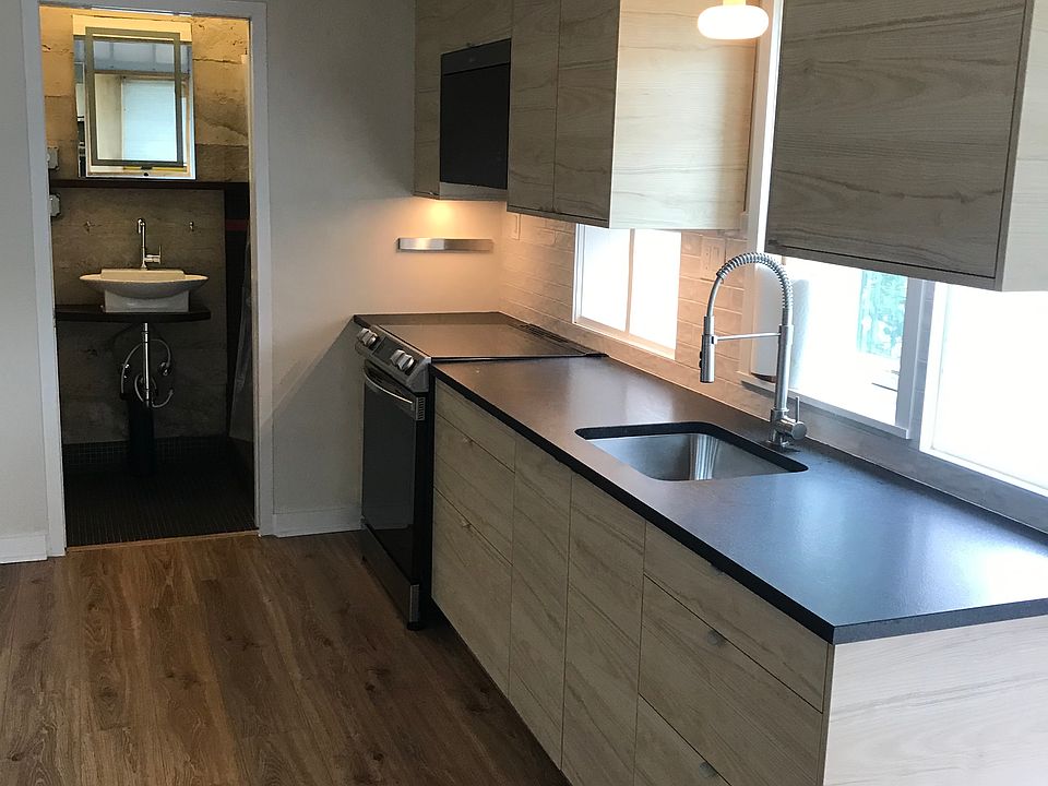 View towards bathroom at west edge of the apartment