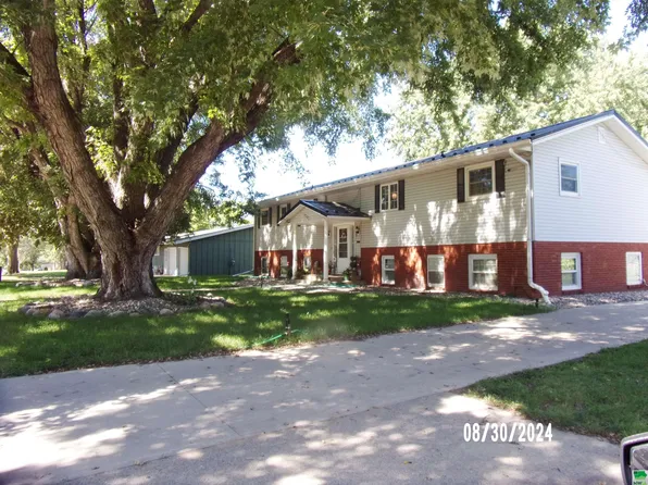 1307 13th St, Hawarden, IA 51023
