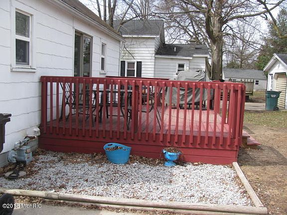 4th image of 608 W Maple St