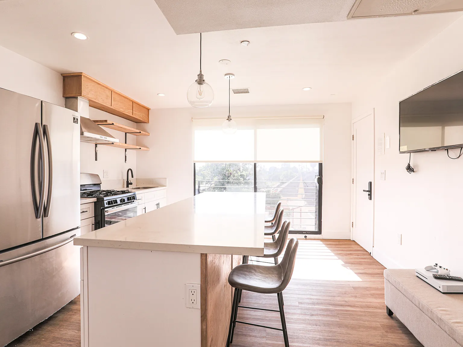 1620 W 35th Pl — Photo 2